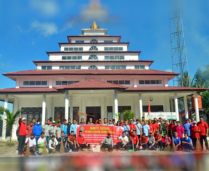 Peringati HUT Ke-77 RI Tingkat Provinsi, Bappedalitbang Ikuti Baksos Bersih Rumah Ibadah 