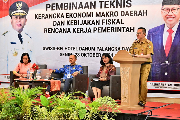 Kepala Bappedalitbang Prov. Kalteng buka Pembinaan Teknis Kerangka Ekonomi Makro Daerah dan Kebijakan Fiskal RKP dan Penyelarasan Rencana Pengembangan Kawasan Srategis/Pusat Pertumbuhan dengan RKPD